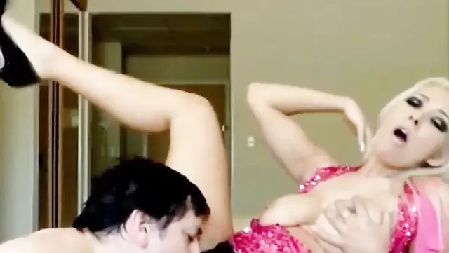 Лижет грудастой венесуэлке и трахает