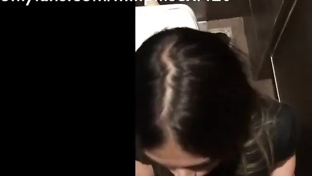 Секс в туалете с горячей венесуэлкой